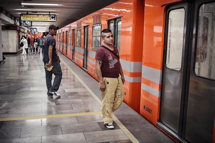 Kevin Espera Para Subirse Al Metro Foto Vice Annick Donkers