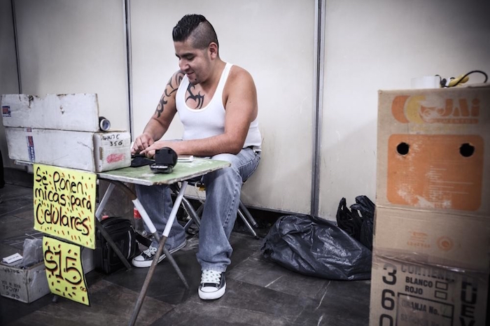 Kevin También Arregla Celulares En Uno De Los Pasillos Del Metro Foto Vice Annick Donkers