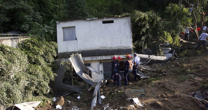 Rescatistas Buscan Víctimas Tras Un Deslizamiento De Tierra En La Colonia El Cambray Ii Del Municipio De Santa Catarina Pinula Guatemala Foto Efe