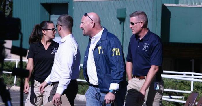 Policías Estatales Y Miembros Del Fbi Investigan Tras Un Tiroteo El Centro De Estuidos Superiores Umpqua Community College De Roseburg En El Estado De Oregóneu Foto Efe