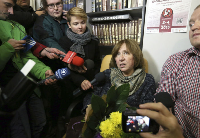 Svetlana Alexiévich Recibe a La Prensa De Su País Tras Conocerse El Otorgamiento Del Premio Nobel De Literatura Foto Efe