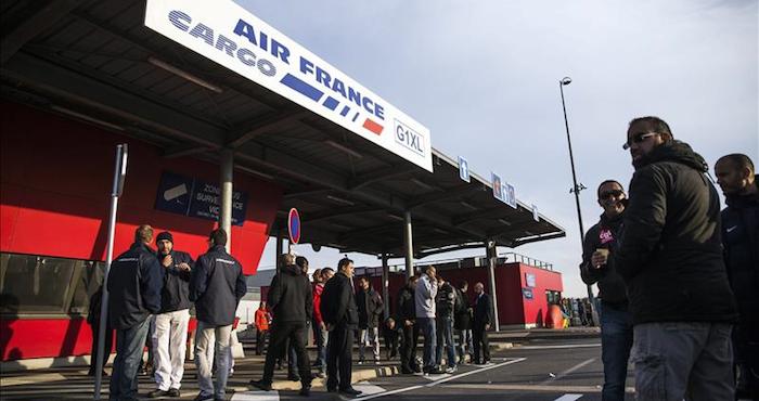 Varios Sindicalistas Se Manifiestan a La Entrada De La Sede De Air France En París Francia Hoy De Octubre De Tras La Detención De Cinco Sindicalistas Foto Efe