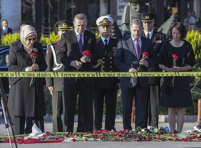 La Primera Dama Turca Emine Erdogan El Presidente Turco Recep Tayyip Erdogan El Presidente Finlandés Sauli Niinisto Y Su Mujer Jenni Hauio Depositan Flores En La Escena Del Doble Atentado Del Pasado Sábado En Ankara turquía Hoy De Octubre De Foto Efe