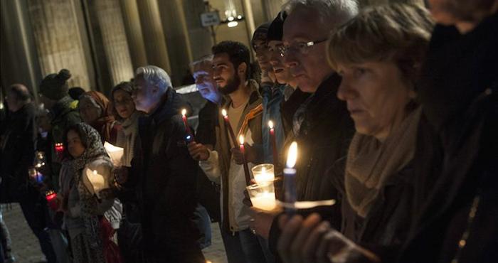 Miles De Personas Portan Velas En Una Cadena Humana Cerca De La Puerta De Brandenburgo a Favor De Los Refugiados En Berlín Alemania Hoy De Octubre De Foto Efe