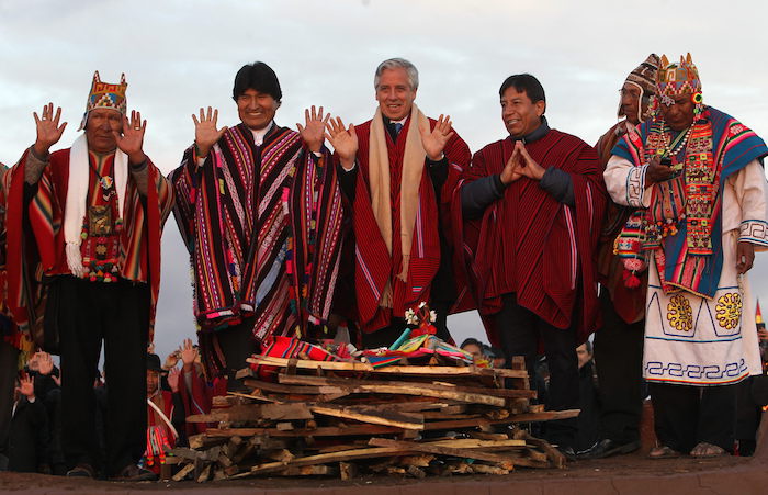 Indígenas aimaras asisten en la ciudadela prehispánica de Tiahuanaco a un acto para celebrar el récord del Presidente evo Morales que más tiempo ha gobernado el país de forma continua. Foto: EFE