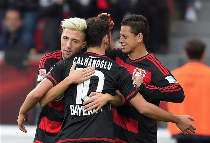 Javier Hernández celabra con sus compañeros la victoria obtenida este sábado. Foto: EFE