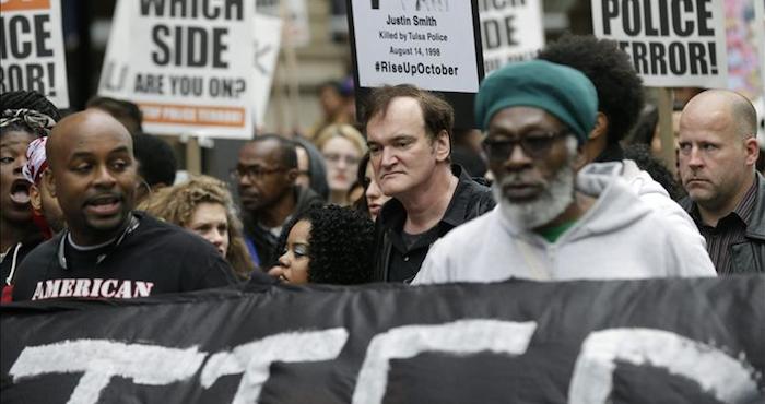 Cientos De Personas Incluido El Cineasta Quentin Tarantino c Se Manifestaron Hoy Por Las Calles De Nueva York Para Protestar Contra La Brutalidad Policial Foto Efe