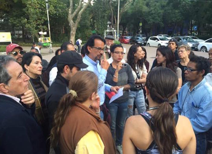 Reunión De Javier Ariel Hidalgo Ponce Con Vecinos De La Condesa Para Organizar Una Red De Protección a Perros En La Colonia Foto Facebook Delegación Cuauhtémoc