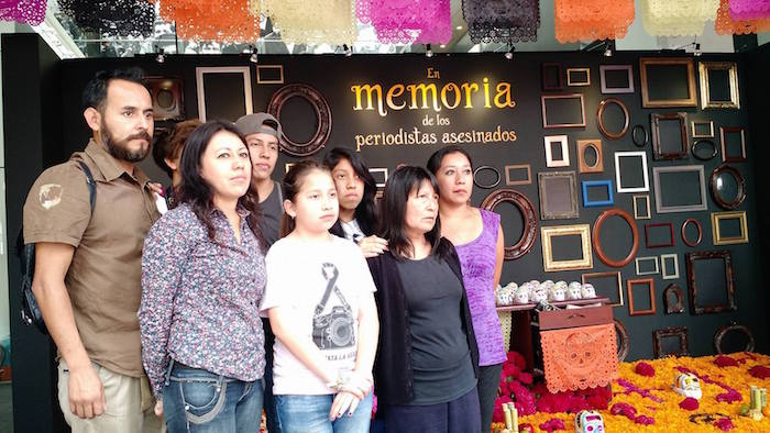 La Madres Hermanas Y El Cuñado Del Fotoperiodista Rubén Espinosa Estuvieron Presentes En La Inauguración De La Ofrenda En La Ciudad De México Foto Ivette Lira Sinembargo