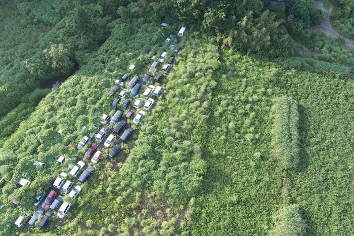 Una Foto Aérea De Los Coches Que Fueron Abandonados Foto Arkadiusz Podniesinski Rex Shutterstock