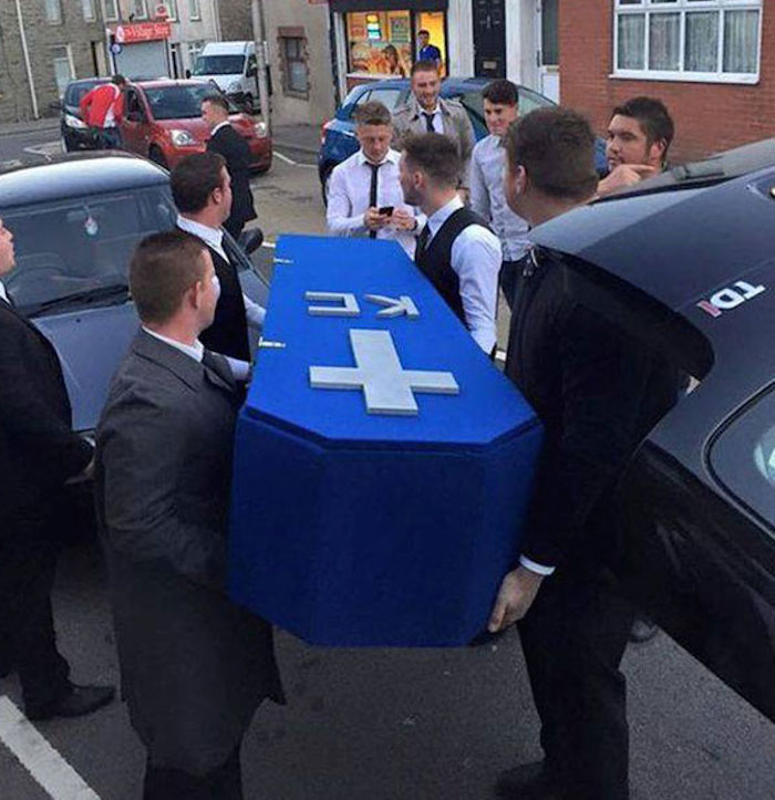 Le Organizan Un Funeral Ficticio a Su Amigo Foto Especial