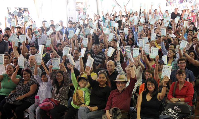 En Venezuela se terminó con el analfabetismo, dijo Luis Britto al regalar 400 ejemplares de su nuevo libro en la FIL Zócalo. Foto: Luis Barrón, SinEmbargo