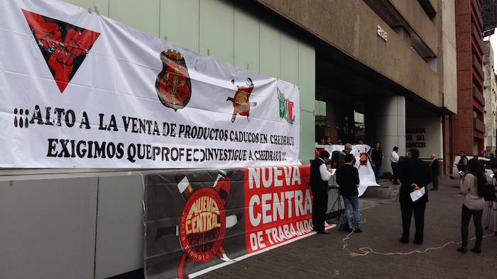 Consumidores presentaron hoy en la Profeco más de 100 alimentos caducos, que en ese estado les fueron vendidos por tiendas Chedrahui en el DF. Foto: Cortesía