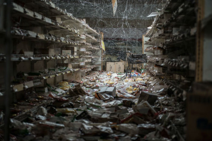 Un Pasillo De Un Supermercado Con Productos Dejó En El Suelo Dado Que La Naturaleza De Desastres Ha Estado En El Trabajo Y Las Telarañas Ahora Cuelgan Entre Los Estantes Foto Arkadiusz Podniesinski Rex Shutterstock