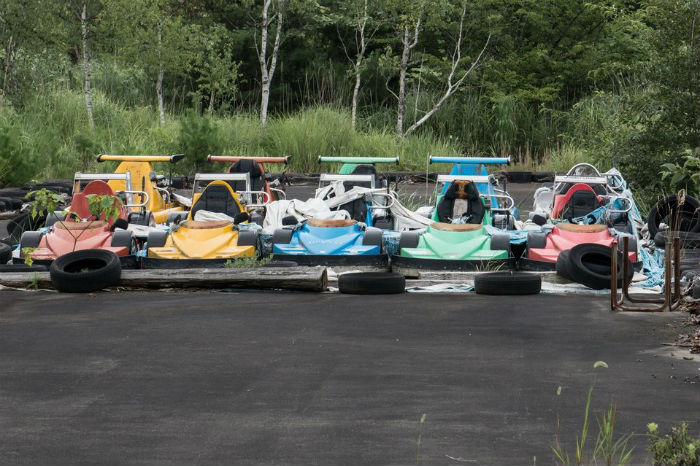 Go Karts En Fila Y Listos Para Correr Foto Arkadiusz Podniesinski Rex Shutterstock