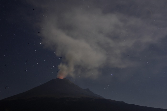 Ciertas Fuentes Luminosas Son Captadas Con Regulaidad Durante La Actividad Volcánica