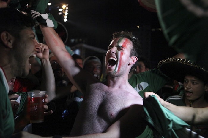 Cuando juega la Selección, el júbilo de los aficionados opaca los niveles de violencia en las calles. Foto: Cuartoscuro