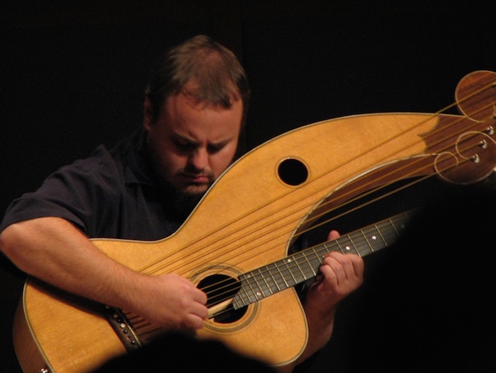 Andy Mckee instrumentos Rasgados Con Los Dedos Lo Tuyo Es El'fingerstyle'. Foto: Kasra Ganjavi