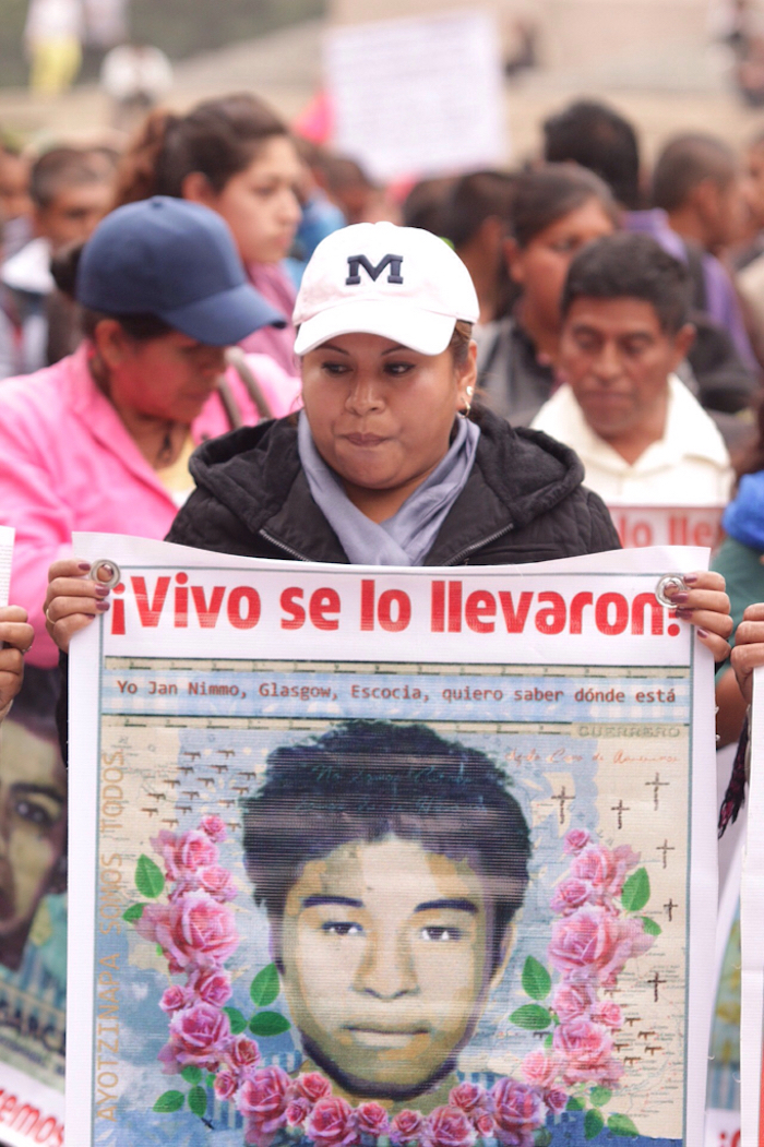 Padres, familiares y compañeros de los 43 normalistas desaparecidos hace 13 meses, se movilizan hoy en Paseo de la Reforma para exigir la presentación de los jóvenes. Foto: Francisco Cañedo, SinEmbargo  