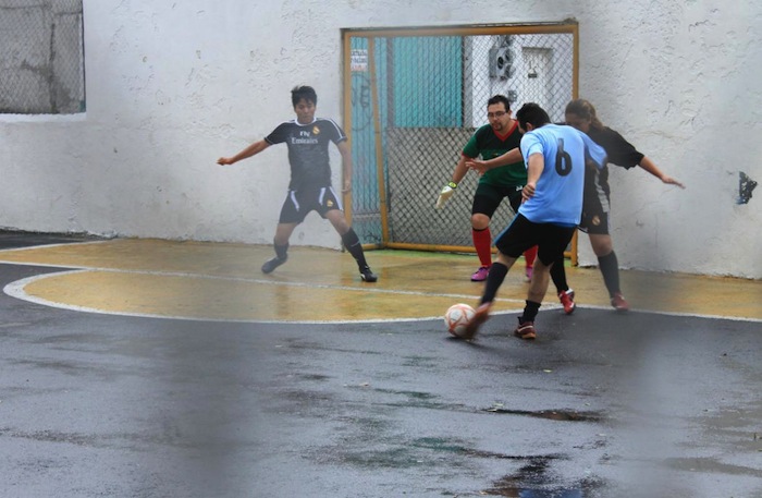 No importa que tan tranquilos sean afuera de las canchas, adentro todos juegan como si fuera el último partido. Foto: VICE Media