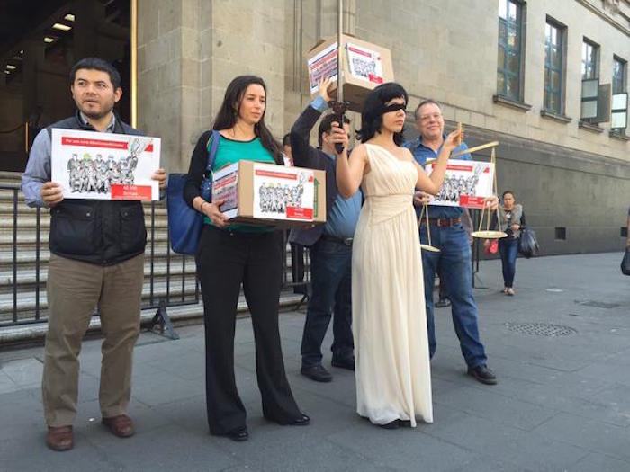 Los firmantes de la petición frente a la Suprema Corte. Foto: Twitter vía @Alberto_Herrera.