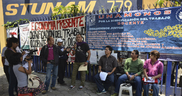 Profesor De Bachillerato De La Unam En Conferencia Donde Denunciaron a José Narro Robles Por Firmar Convenios Con Bancos Foto Cuartoscuro