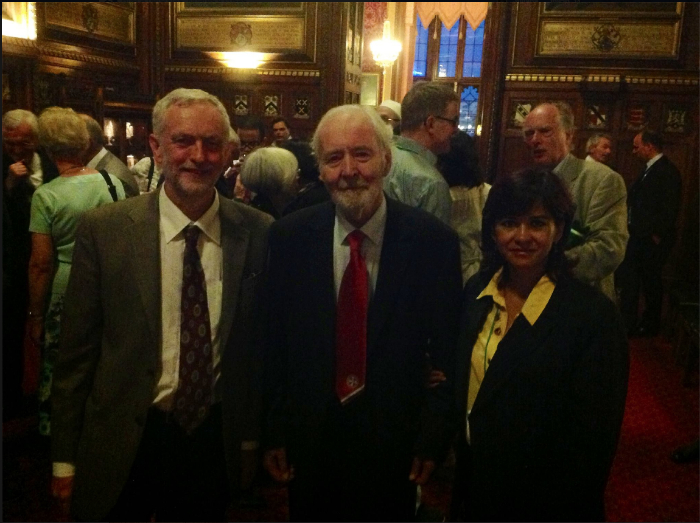 Una de las pocas fotografías en las que Laura aparece con Jeremy Corbyn. Foto: Facebook Laura Álvarez