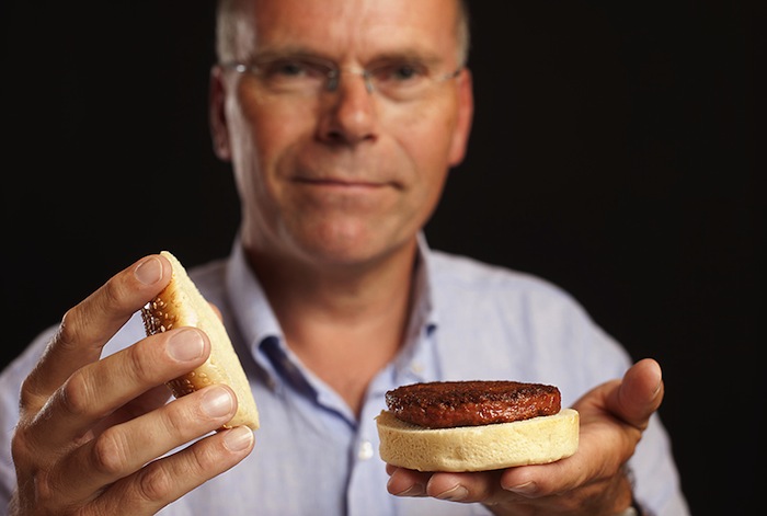 Mark Post Y Una De Las Hamburguesas Producidas En Su Laboratorio Foto Masstricht University