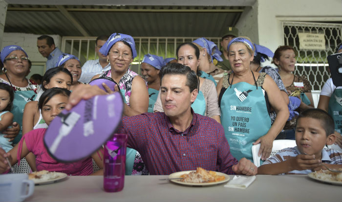 Enrique Peña Nieto en uno de los comedores comunitarios instaurados por la Cruzada Nacional Contra el Hambre. Foto: Cuartoscuro