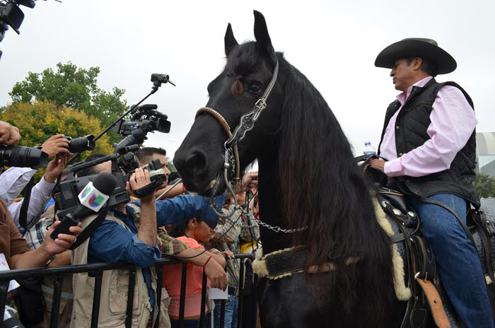 “El Bronco”, en domingo, un día después de asumir el gobierno de Nuevo León. Foto: Sanjuana Martínez, SinEmbargo