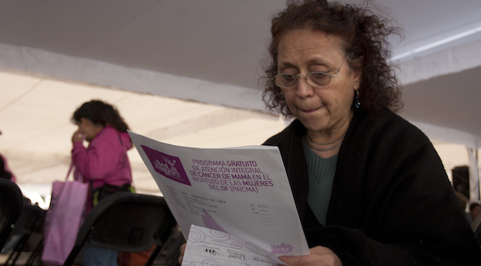 Mujer recibe resultados de mastografías públicas. Foto: Cuartoscuro