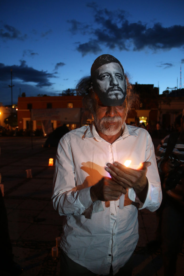 Francisco Toledo Durante Una Marcha Para Exigir Justicia Para Los Cinco Asesinados En La Colonia Narvarte En El Df Entre Ellos El Periodista Rubén Espinosa Y La Activista Nadia Vera Foto Arturo Pérez Cuartoscuro