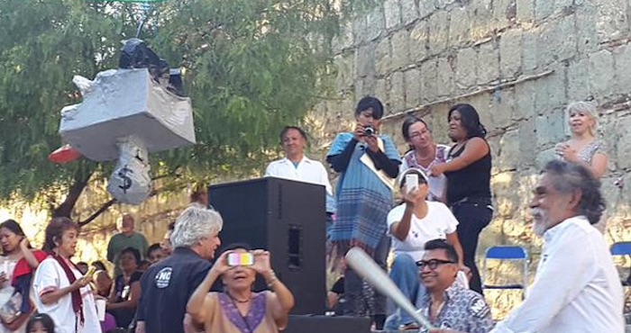 Francisco Toledo en durante el Festival de Música por el Fortín. Foto: Twitter @ElCantor_mx