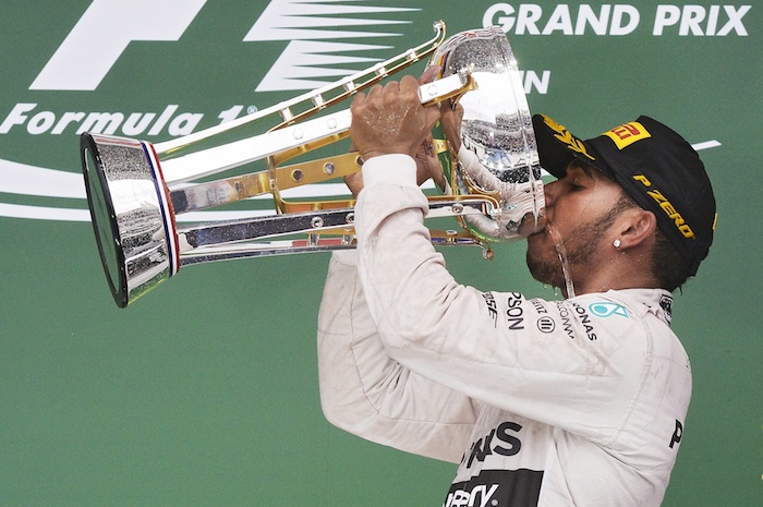 El piloto de Fórmula Uno de la escudería Mercedes Lewis Hamilton celebra tras conseguir la victoria del Gran Premio de Estados Unidos en el Circuito de las Américas en Austin, Texas. Foto: EFE