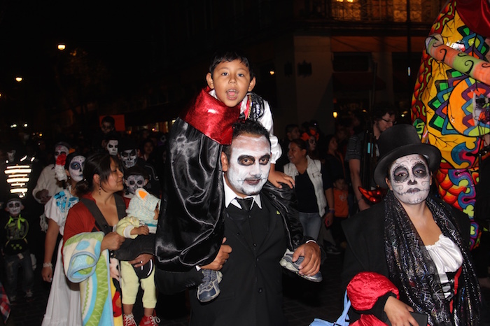 Festejan con desfile el Día de Muertos. Foto: Luis Barrón, SinEmbargo