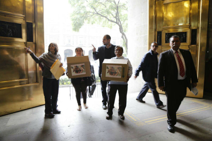 Apicultores Mayas Durante La Entrega De Las Más De Mil Firmas En La Scjn Foto Robin Canul