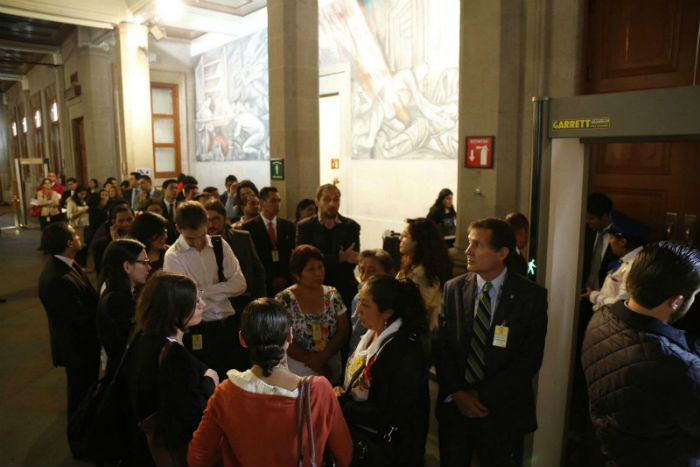 Apicultores y abogados de Monsanto antes de entrar a la audiencia. Foto: Robin Canul