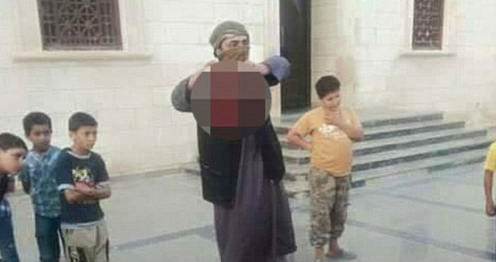 En junio pasado circuló otro video que mostró la decapitación de un soldado libio por parte de ISIS enfrente de niños no mayores de ocho años, aparentemente con fines "educativos". Foto: Captura de pantalla de YouTube