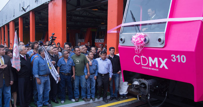 Miguel Ángel Mancera En Compañía De Jorge Gaviño Ambriz Director Del Metro Durante La Puesta En Marcha De Un Tren Rehabilitado Y La Inauguración Del Laboratorio De Electrónica Digital Avanzada Que Se Encuentra En Los Talleres De Zaragozafoto Cuartoscuro