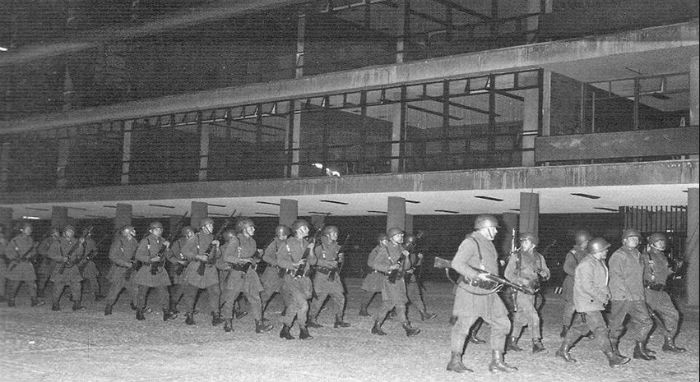 Toma de las instalaciones de la UNAM por parte de militares. Foto: www.centrodemedioslibres.org