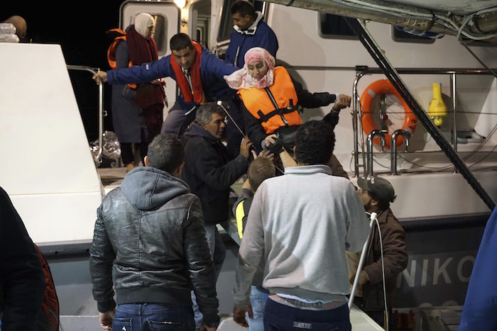 Un Grupo De Refugiados a Su Llegada Al Puerto De Metimna En La Isla De Lesbos Foto Efe