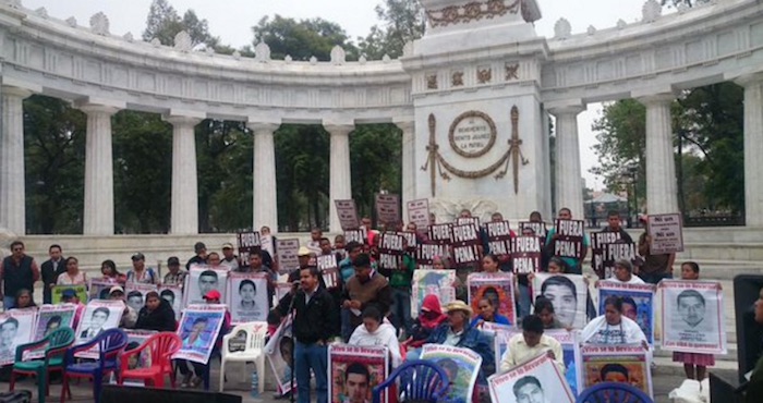 Padres De Los Normalistas Se Manifestaron Hoy En El Hemiciclo a Juárez Foto coordinadoradm