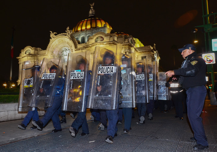 Ayer Por La Noche Grupos De Granaderos Realizaron Ejercicios Tácticos Sobre Av Juárez Esquina Con Lázaro Cárdenas Previo a La Marcha Del De Octubre Foto Cuartoscuro