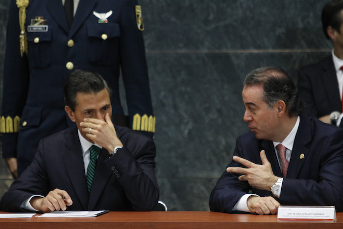 El Presidente Enrique Peña Nieto y el Senador con licencia Raúl Cervantes. Foto: Cuartoscuro