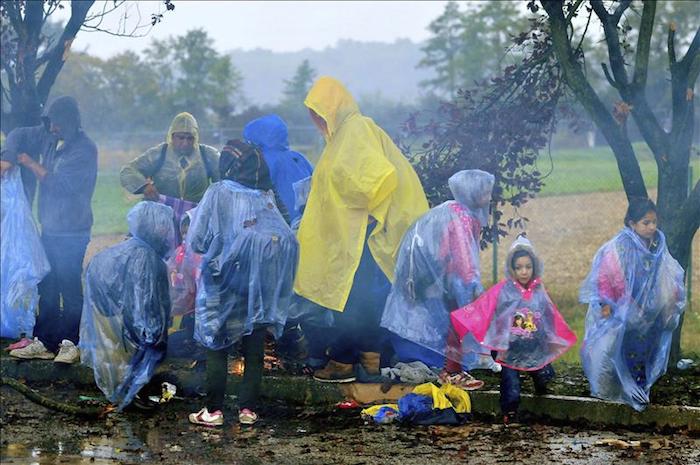 Refugiados Esperan Este Lunes Bajo La Lluvia En La Frontera Entre Croacia Y Eslovenia En Trnovec Croacia Foto Efe