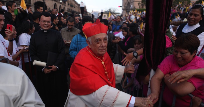 El Cardenal Alberto Suárez Inda Saluda a Decenas De Fieles Foto Cuartoscuro