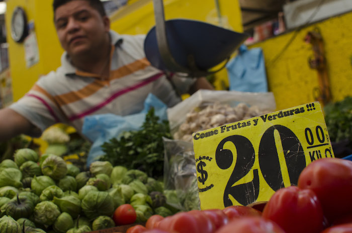 Aunque la gente acude más a supermercados, valora más la calidad de las verduras en el tianguis. Foto: Cuartoscuro