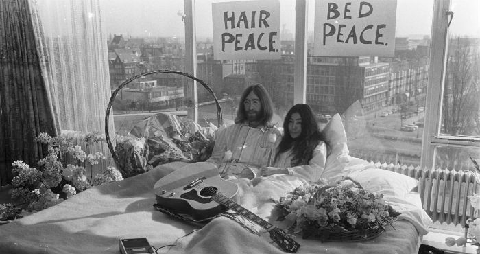 La viuda del ex integrante de los Beatles aseguró que Lennon se lo confesó antes de morir, pero que ella cree que su marido nunca llegó a tener una relación con un hombre. Foto: dpa