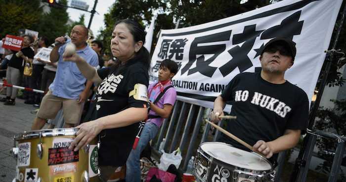 Varios Activistas Coreanos El Pasado Mes De Agosto Consignas Contra La Reapertura Del Primer Reactor Nuclear En La Central De Sendai Durante Una Concentración Ante La Residencia Oficial Del Primer Ministro Shinzo Abe En Tokio Japón Foto Efe