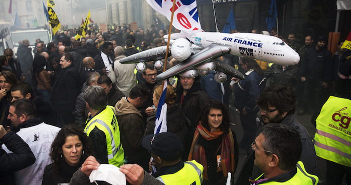 Trabajadores Con Aviones Inflables De Air France Se Manifiestan Contra Los Planes De La Empresa Cerca Del Parlamento Francés Foto Efe